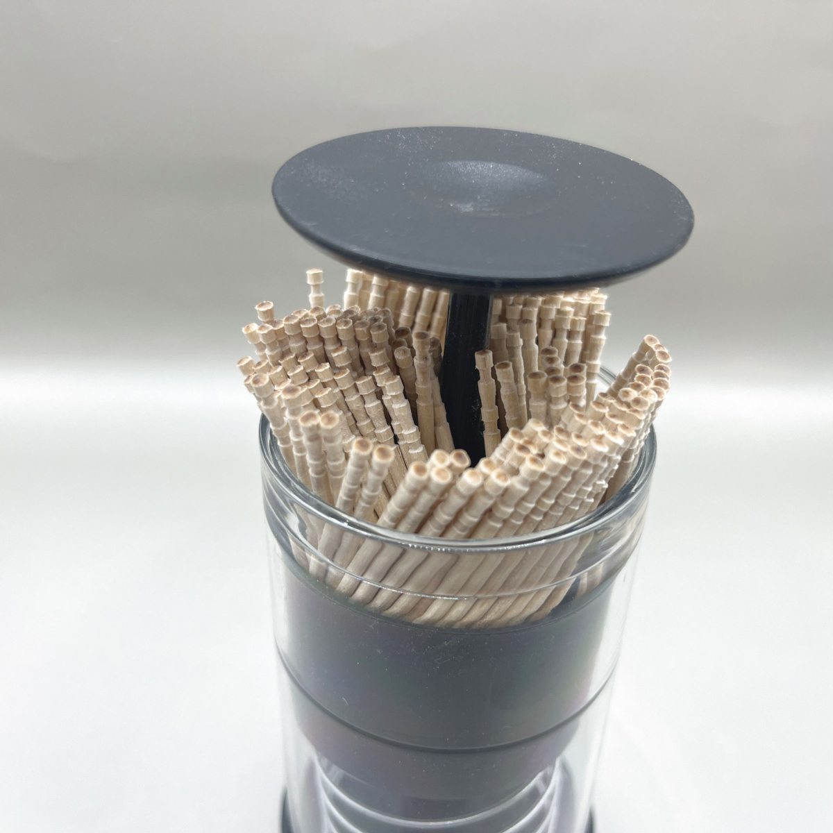 ダイソー 綿棒ケース プッシュ式 爪楊枝